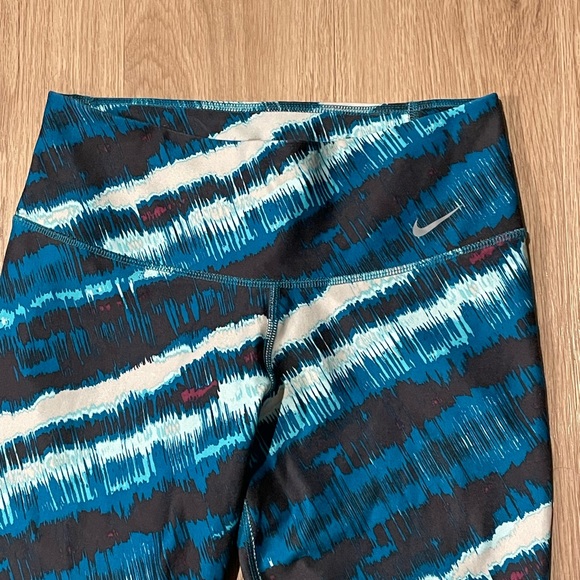 Nike Dri-Fit Capri Leggings - Picture 3 of 6